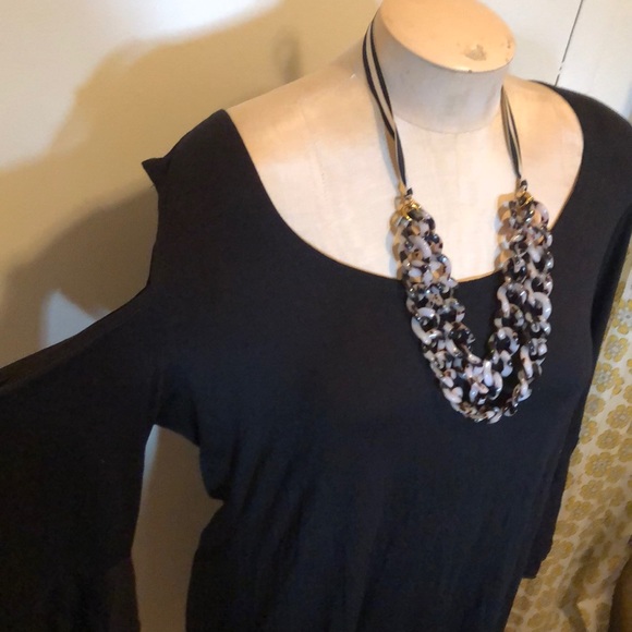 Black open shoulder bell sleeved dress size 2x - Picture 2 of 5